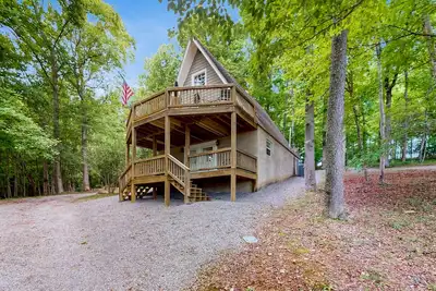 Image de Cozy A-frame home with fire pit, deck, pickleball court, and covered boat slip