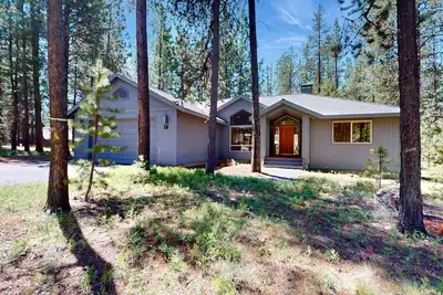 Image de Cozy home near Sharc has A/C with a  large deck and gas grill.