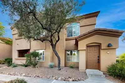 Image de Spacious condo in central location with mountain views, pool & gym