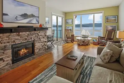 Image de Seasons Waterfront | Pool, Marina, Hot Tub, Spa