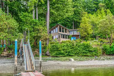 Image de Waterfront retreat on 1. 4 forested acres with amazing views & private dock