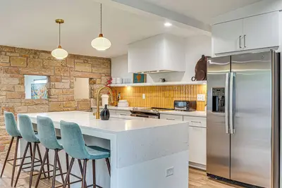 Image de Mid-Century Modern Lake Cottage in Indiana!