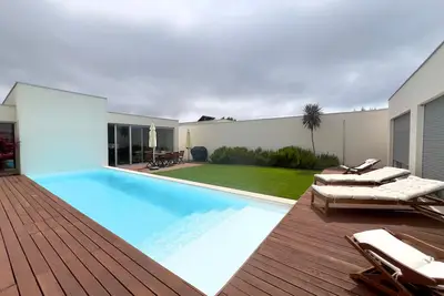 Beach villa with private pool (25m from Lisbon)