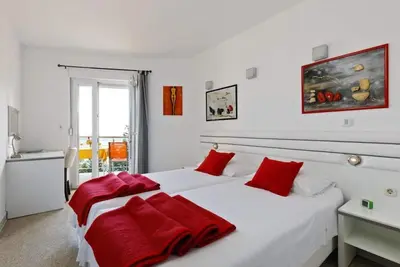 Image de Appartements de plage confortables avec son propre balcon