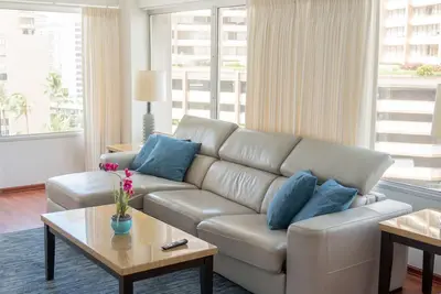 Image de Tropical Retreat with Heated Pool in Ilikai Hotel