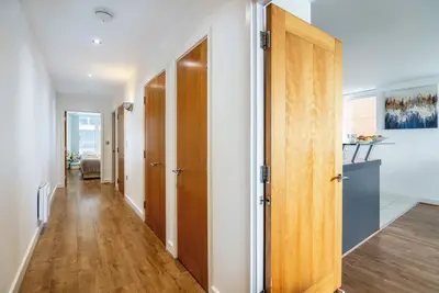 Image de Waterfront Serenity- Modern 2-Bedroom Apartment Near Excel London.