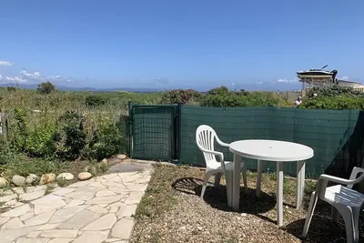 Image de T2 Hyères : à 50m de la Plage, Proche du Port, Jardinet Privatif, Idéal Familles