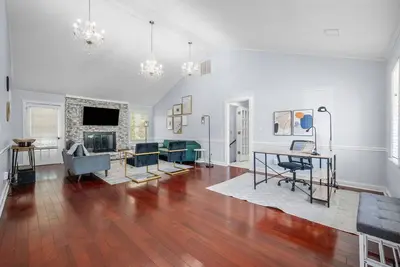 Image de Beautiful, renovated, spacious 5Bed/3bath home in peaceful, safe neigbourhood