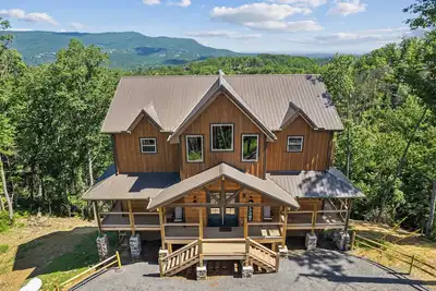 Image de Sleeps 22 with Fire Pit, View, Hot Tub, Game Room, Pool and Sport Court Access