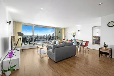 Image de London Excel Marina Delight- Chic 2-Bedroom with Panoramic Water View.