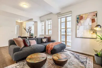 Image de Unique Historic 3-Balcony Condo w 270° Cityscapes
