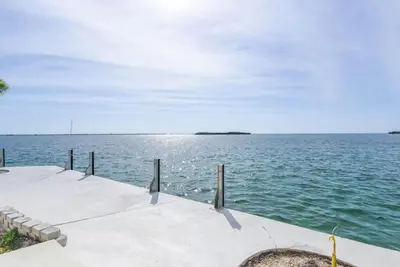 Image de Truly sitting right on the ocean. Ocean's Edge has forever ocean views.