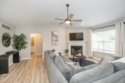 Image de Poolside Paradise Near the Ark – Modern 5 Bdr in Quiet Neighborhood