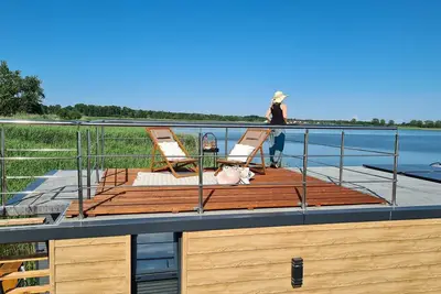 Image de Péniche de luxe pour 2 personnes, en bord de mer.