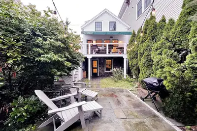 Image de Adorable Boat House with Covered Deck, Courtyard and Office. Pet-friendly