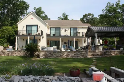 Image de Relaxing lake front cottage! Pool, outdoor kitchen, Dog Friendly!