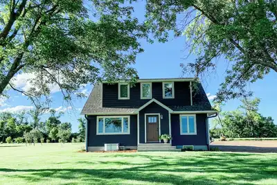 Image de Beautiful cozy country home located on 12 acres in a great farming community.