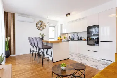 Image de Brand new, faboulous, next to shopping center