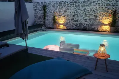 Image de Villa de Luxe avec Confort et Piscine à Eau Salée dans un Emplacement de Choix