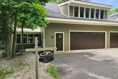 Image de Carriage House guest house located in quaint Fishtown, Leland, Michigan, Us