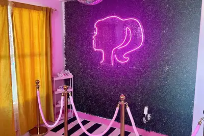 Image de Iconic Barbie Dream House W/ Pool, Mini Golf & Fun