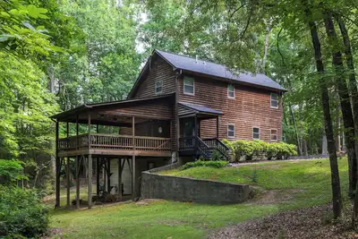 Image de Secluded 3 Br 2. 5b  Retreat on Lake & 10 Acres near Elon University