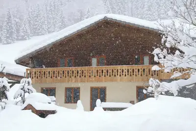 Image de Comfy ski chalet in quiet picturesque valley short drive from ski lifts.