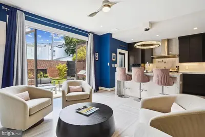 Image de Stunning Luxury Townhome in Old Town Alexandria – Walk to Shops, Dining & Metro!