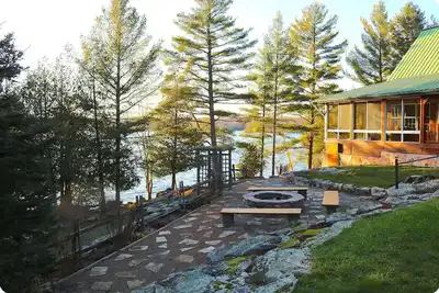 Image de Dvira’s Lakefront Cottage - Hot tub and Pool Table (Sharbot lake)