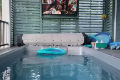 Image de 17 ft Swim Spa, hot tub, pool table, kayaks, 3 kitchens, wifi