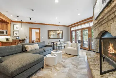 Image de New Listing! Ski-in Ski-out 1 Br+Den in exclusive Horizon Pass by RedAwning