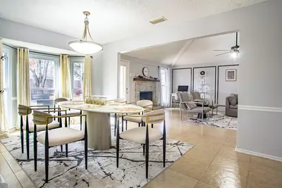 Image de Minutes to Convention center, family retreat, Pet-Friendly! King bed