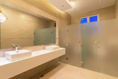 Image de Upscale Hotel-Style Pool Gym Grill & Patio