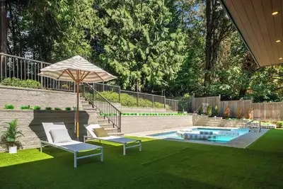 Image de Opulent Retreat  Pool, Spa, Hot tub & Theater