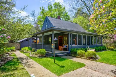Image de Walk to the beach, relax on the enclosed porch. Close to everything!
