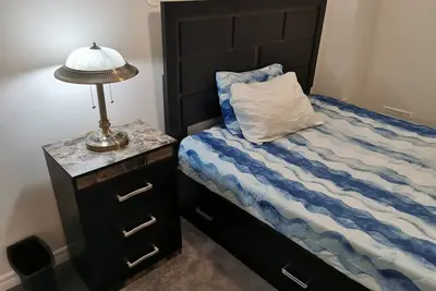 Image de I'm Glad To Be Home Again Bowmanville 3 Bedroom Basement Apartment