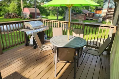Image de Recently remodeled 3 bed, 1. 5 bath home on a beautiful lot w 3 ponds & creek