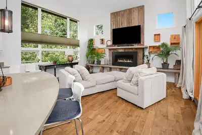 Image de 120 Hereford Road, Singletree-Remodeled Mountain Modern Duplex, Pet Friendly