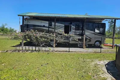 Image de Sleeps 4 Rv, ! 0 mins from Pcb private residental safe neighbor big yard