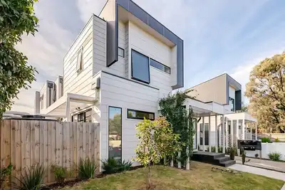 Image de Stunning, modern, two-story detached townhouse