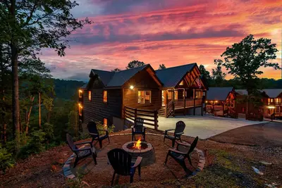 Image de Laughing Fox Lodge: MiniGolf + Expansive Decks + Private Heated Pool + Hot Tub