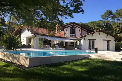 Image de Villa Baradarena avec piscine chauffée et jardin pour 10 personnes à Hossegor.