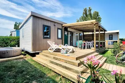Image de Homeflower Premium avec Jacuzzi - 29m² (2 chambres) + terrasse semi-couverte + Tv + Plancha + Clim 4 personnes