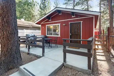 Image de Cute Cozy Cabin - Nestled in the quiet neighborhood of Sugarloaf. Smart Tv, Fireplace, Bbq