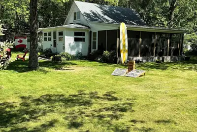 Image de Beach house on pleasant beach! \nCottage steps from the beach on Lake Erie