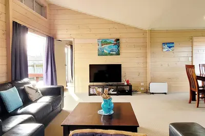 Image de Hosts on the Coast \"The Kiwi Bach\"