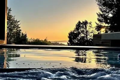 Image de Family Friendly Modern Luxury with Pool and Expansive City and Mountain Scapes