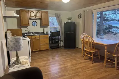 Image de Newly renovated Chickadee cabin on Harrington River, sleeps 4. \nPet friendly