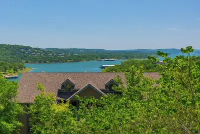 Image de Th-801 Two Bedroom Lake View Condo