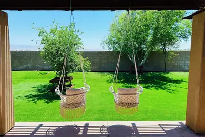 Image de Modern & vibrant art w/ ample space for gatherings